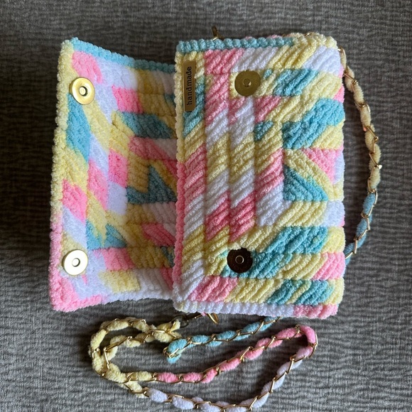 Handmade Plush Yarn Crossbody Bag – Pastel Multicolor - Picture 3 of 8